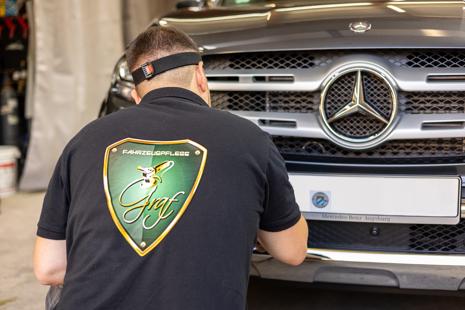 Fahrzeugpflege Graf bei der Aufbereitung eines Mercedes in Augsburg